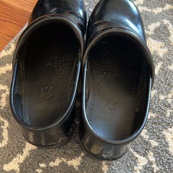 Black patten leather Dansko clogs. - Picture 4 of 4